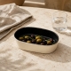 Petit plat ovale Nótos noir en situation sur une table d’apéritif