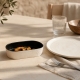 Petit plat Nótos noir 18 cm en grès fin sur une table contemporaine