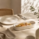  Plat Nótos crème 25 cm en situation sur une table contemporaine
