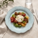 Assiette plate Impressions turquoise dressée avec tomates et burrata