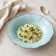 Assiette creuse Impressions turquoise dressée avec un risotto