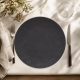 Assiette plate Roda ardoise 28 cm mise en valeur sur une table en lin naturel – accessoires de présentation non inclus