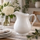 Pot à eau Provence blanc présenté sur une table élégante de style provençal