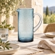 Carafe Agine Indigo Blue mise en scène sur une table lumineuse — accessoires non inclus.