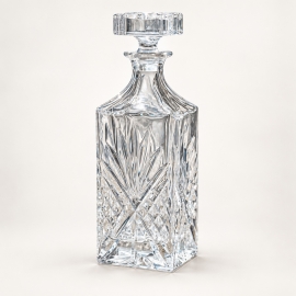 Carafe Cristel en verre travaillé avec bouchon — hauteur 28 cm.