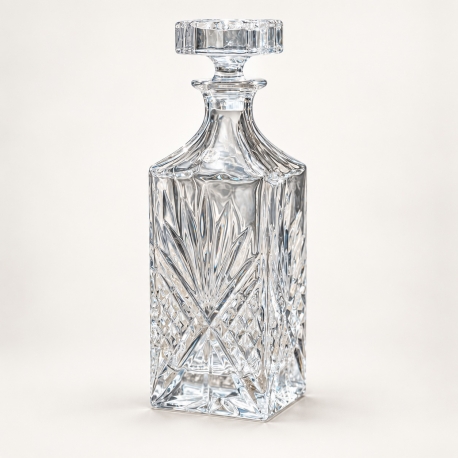 Carafe Cristel en verre travaillé avec bouchon — hauteur 28 cm.