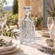 Carafe Cristel mise en scène sur une table de charme — accessoires non inclus.