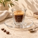 Tasse à café en verre avec expresso en ambiance provençale