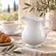 Pot à lait blanc Provence Chic Antique présenté sur une table de petit-déjeuner provençale