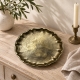 Plateau décoratif rond Cavenia de Lene Bjerre, en métal doré martelé, Ø 30 cm.