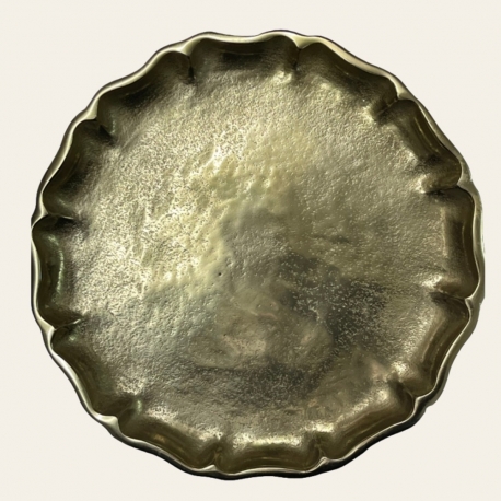 Plateau décoratif rond Cavenia de Lene Bjerre, en métal doré martelé, Ø 30 cm.