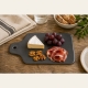 Planche gris charbon présentée avec fromage, raisins, noix et charcuterie.