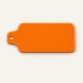 Planche à fromage Quail, coloris orange, avec poignée percée sur fond ivoire.