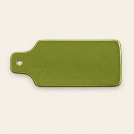 Planche à fromage Quail, coloris vert, avec poignée percée sur fond ivoire.