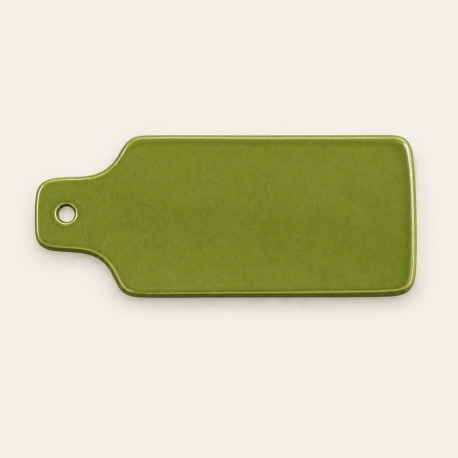 Planche à fromage Quail, coloris vert, avec poignée percée sur fond ivoire.