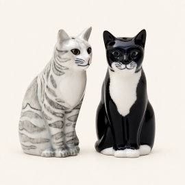 Salière et poivrière chats Sadie et Smartie Quail, gris tigré et noir et blanc sur fond ivoire.
