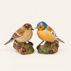 Duo de pinsons Quail, salière et poivrière en céramique peinte sur fond ivoire.