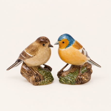 Duo de pinsons Quail, salière et poivrière en céramique peinte sur fond ivoire.
