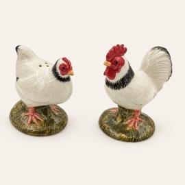 Poule et coq Sussex Quail, salière et poivrière crème à collerette noire sur fond ivoire.