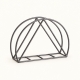 Porte-serviettes Madam Stoltz en métal gris, à arceaux et motif triangulaire, sur fond ivoire clair.