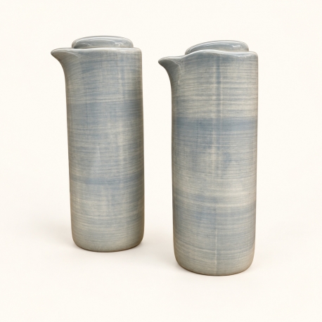 Duo huilier et vinaigrier Addison de Lene Bjerre, bleu clair grisé, sur fond ivoire clair.