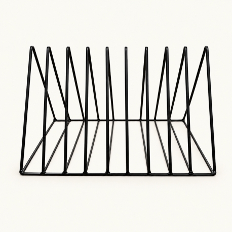  Range-assiettes en métal noir à séparateurs triangulaires, sur fond ivoire clair.