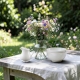 Pot à lait Provence Chic Antique en porcelaine blanche sur fond clair