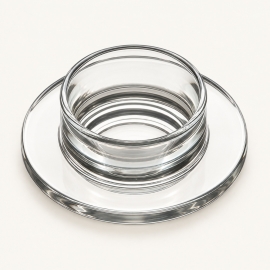 Coupelle à beurre La Rochère en verre transparent, seule sur fond ivoire clair.