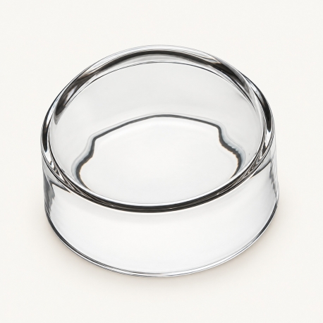 Cloche unie La Rochère en verre transparent, seule sur fond ivoire clair.