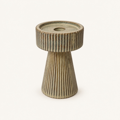 Bougeoir Cinetta Stage Lene Bjerre beige et brun, à fines cannelures, sur fond ivoire clair.
