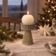 Bougeoir Cinetta Stage avec bougie ronde sur une table de Noël en lin.