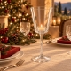 Photophore conique en verre avec une bougie allumée sur une table en lin naturel, ambiance Noël.